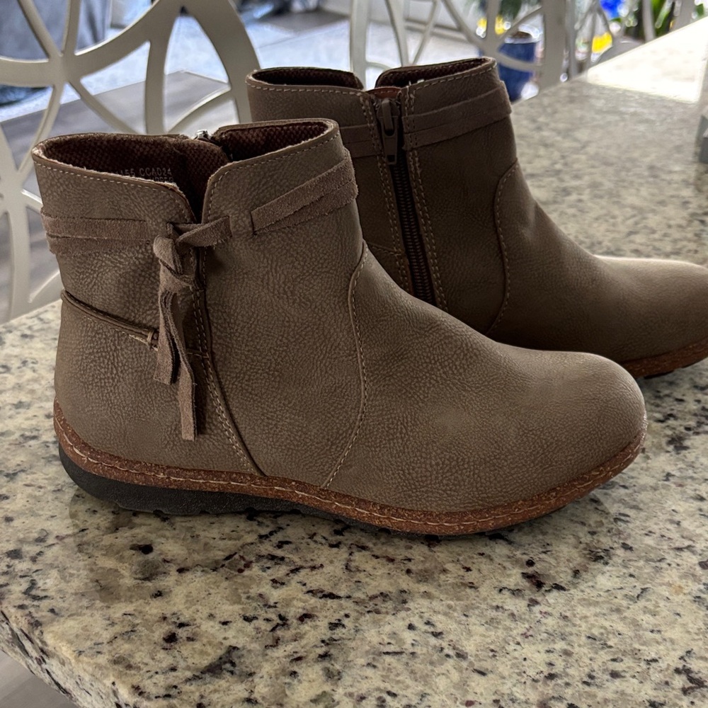 New B.O.C. Addi Booties Taupe size 7